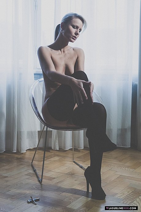 Erotic Czech babe Samantha Jolie poses in her nylons and masturbates - Image 2 of 17  in Dildo category   featuring Samantha Jolie 