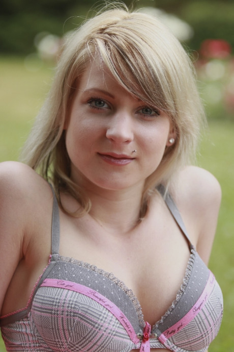 Incredible yellow-haired teen lets an older hubby BF guy please her orally outdoors - #730726