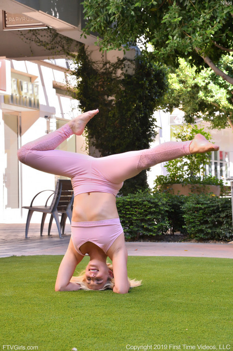 Breathtaking ballerina Nikki shows how flexible she is before rubbing her muff - #1539980