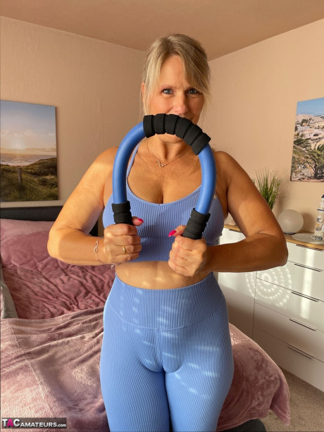 Fit middle-aged girl sports a camel toe before showing her breasts and snatch - #38668