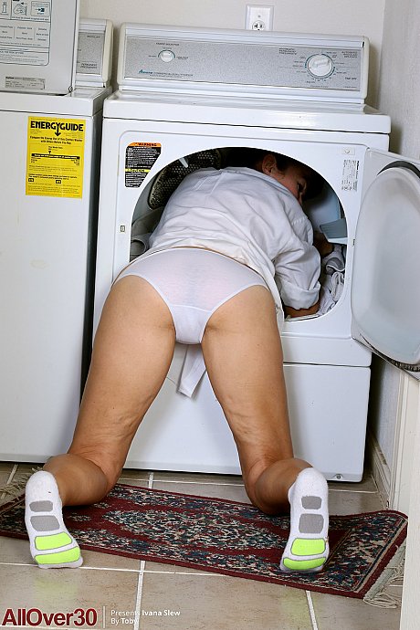 Amateur housewife Ivana Slew strips & poses naked while doing laundry - Image 2 of 21  in Pussy category   featuring Ivana Slew 