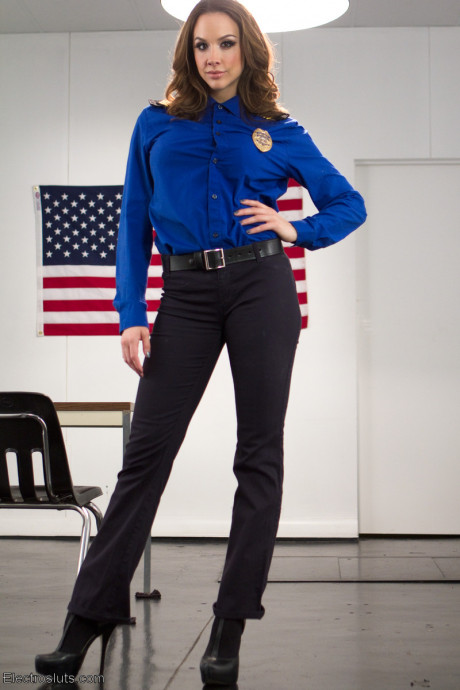 Hot TSA agent Chanel Preston & skinny Penny Pax strip & show off their curves - #491691