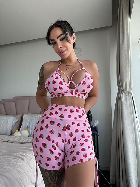 Beautiful curvy babe Samie Duchamp shows off her enormous breasts & her great ass - Image 5 of 19  in Ass category   featuring Samie Duchamp 