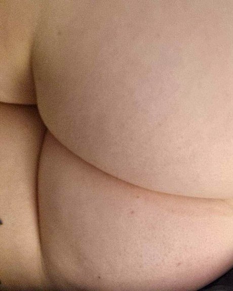 Beautiful tattooed babe shows her hot butt in panties and leggings - Image 4 of 16  in Babe category  