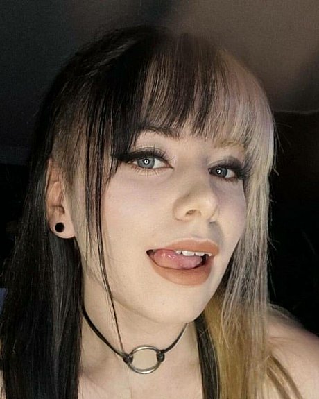 Beautiful tattooed babe shows her hot butt in panties and leggings - Image 6 of 16  in Babe category  