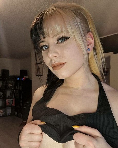 Beautiful tattooed babe shows her hot butt in panties and leggings - Image 7 of 16  in Babe category  