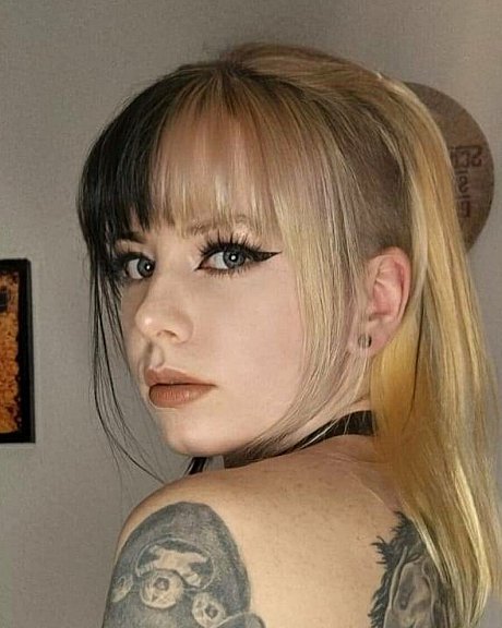 Beautiful tattooed babe shows her hot butt in panties and leggings - Image 8 of 16  in Babe category  