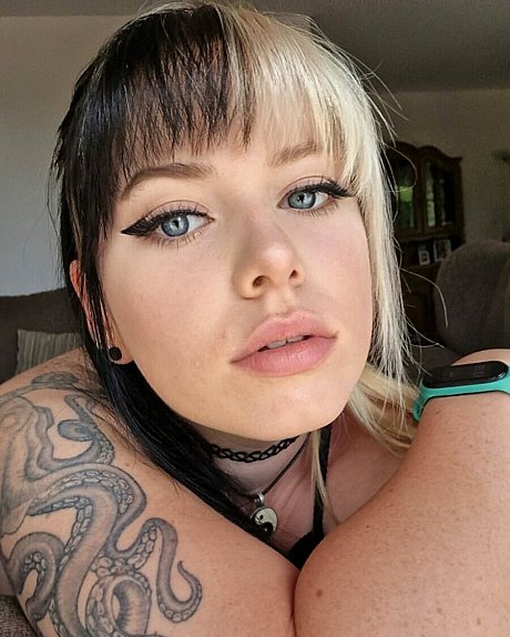 Beautiful tattooed babe shows her hot butt in panties and leggings - Image 16 of 16  in Babe category  