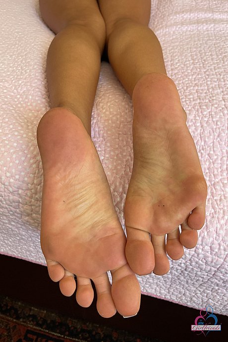 Exotic tanned girlfriend Gia Dibella showing her huge beaver & sensitive feet - Gallery #6954