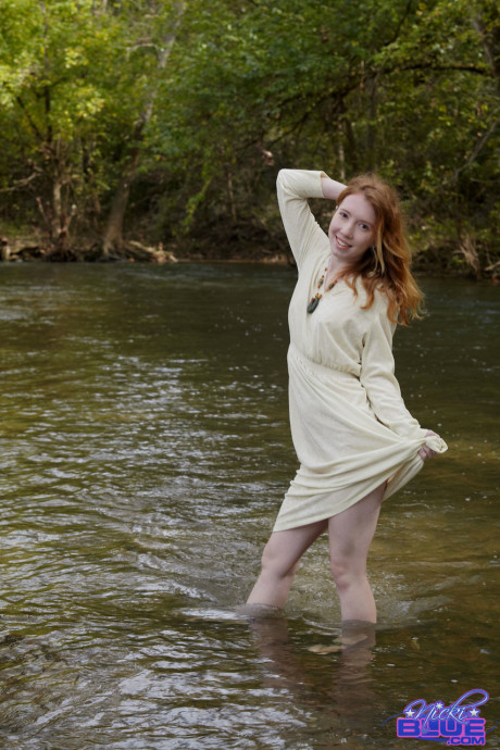 Redheaded American pornstar Nicki Blue reveals her pretty butt in the river - #300213