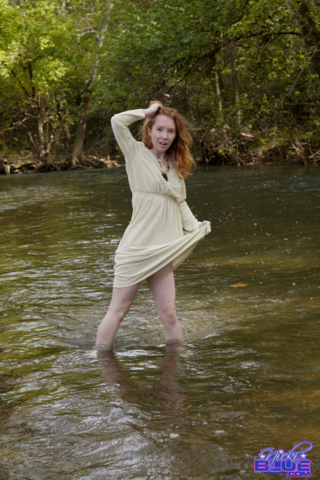Redheaded American pornstar Nicki Blue reveals her pretty butt in the river - #300215