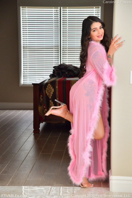 Pretty American MILF Carolina showing off her deliciously curvy booty - #1083888