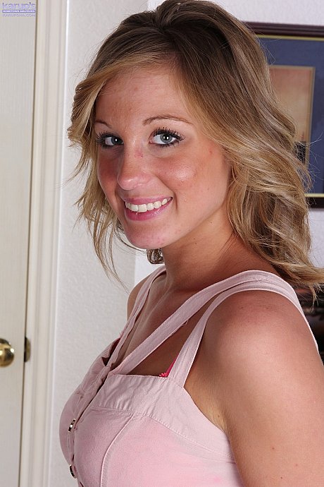 Older American MILF Ashley Jones showing her cuddly tits & her yummy pussy - Image 1 of 20  in Babe category   featuring Ashley Jones 