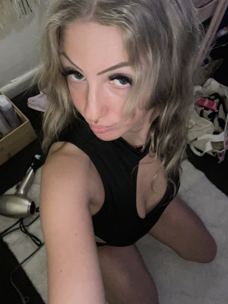 Thin OnlyFans teenie blondie Alexis teasing with her round behind - #1208186