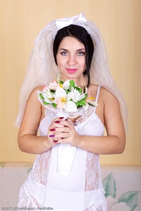 30 plus bride Tanita sticks her flower arrangement in her trimmed muff - #499315