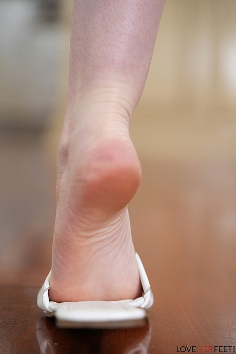 Stunning lovely babe Scarlett Sage shows off her lovely toes and her huge ass - Image 7 of 20  in Close Up category   featuring Scarlett Sage 