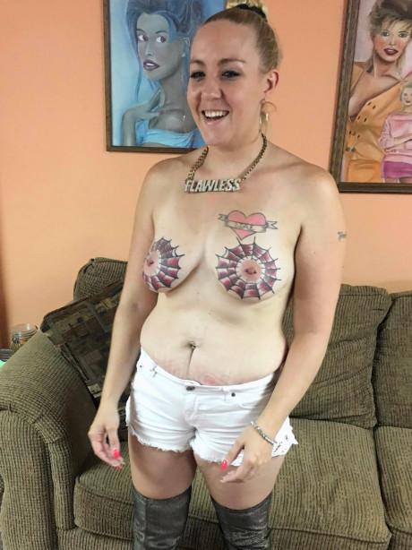 Inked amateur chick Selena Sky deepthroats Logan Drake's schlong & swallows his jizz - #1267242