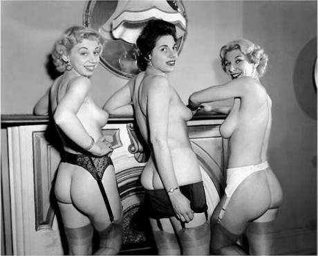 Models of yore removing bras and girdles to flaunt their stuff in vintage porn - #33374