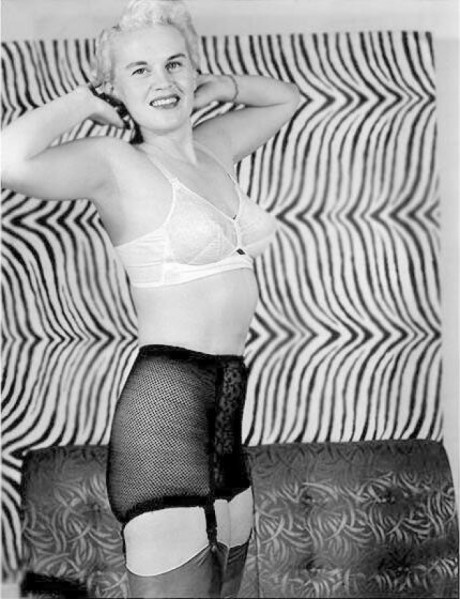 Models of yore removing bras and girdles to flaunt their stuff in vintage porn - #33376