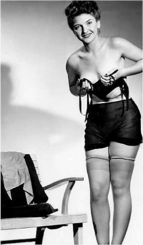 Models of yore removing bras and girdles to flaunt their stuff in vintage porn - #33383