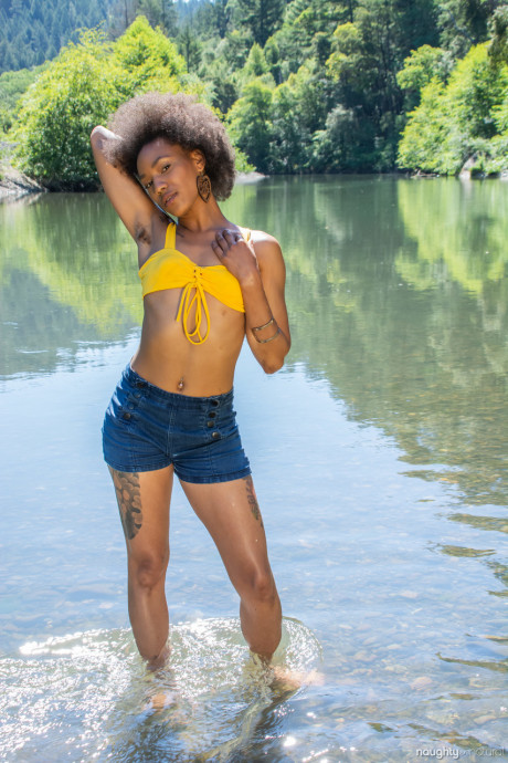 Afro-American babe Nikki Darling exposes her silky inked body in the river - #818732