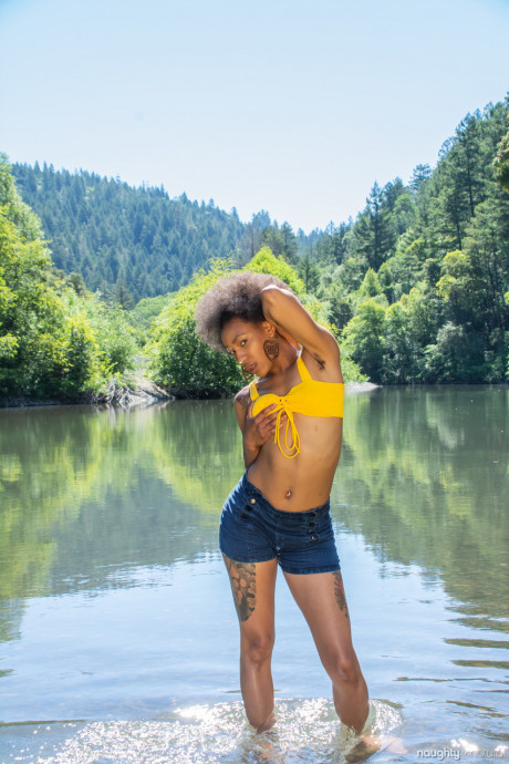 Afro-American babe Nikki Darling exposes her silky inked body in the river - #818733