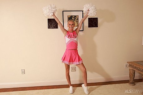 Blondie cheerleader Payton Avery spreads her long legs after getting raw undressed - Gallery #15396