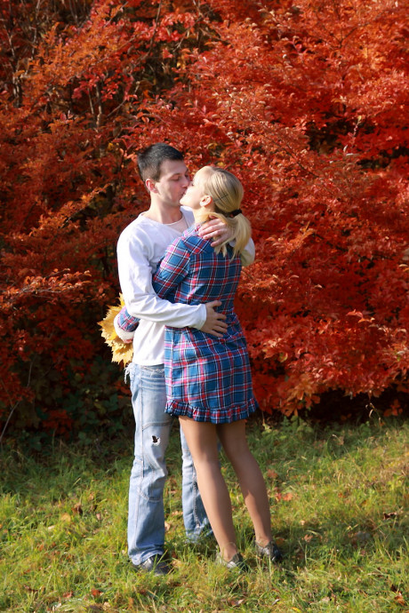 Blondie teenie and her bf enjoy an autumn day before sex in a cabin - #672102