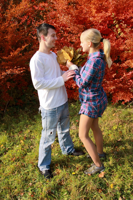 Blondie teenie and her bf enjoy an autumn day before sex in a cabin - #672103