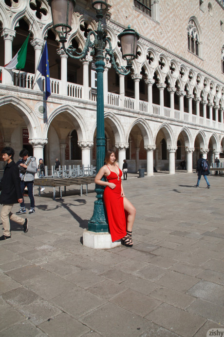 Italian goddess Carolina Firenze loses her dress in a hot public striptease - #338886