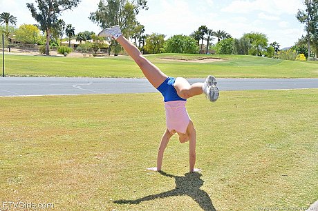 Amateur yellow-haired athlete Kenna does exercise in her lovely sportswear - Gallery #18134