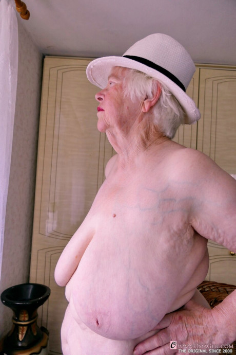 Short-haired old lady Zizoresta strips and unleashes her monstrous saggy boobs - #1544029