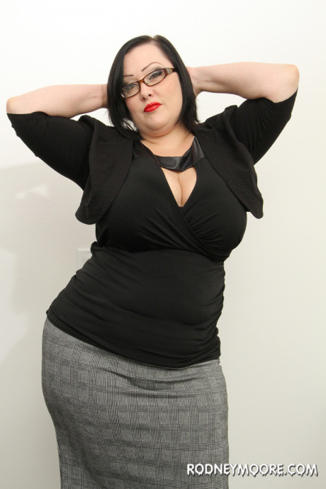 Thick MILF amateur Bunny De La Cruz loses her clothes and flaunts her large juggs - #1145688