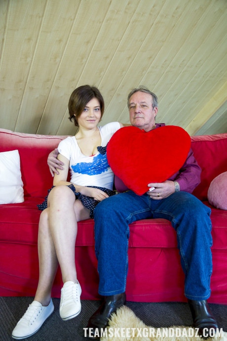 Brunette young with gigantic titties Veronica Morre gives fellatio & rides an older hubby boyfriend guy - #749211