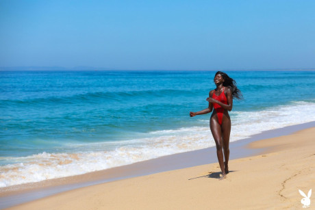 Glamorous black babe Naomi Nash teases while fully naked at the beach - #1139442