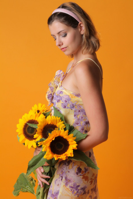 Attractive teenie beauty Vienna flaunts her monstrous boobs and poses with sunflowers - #928347
