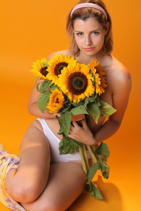 Attractive teenie beauty Vienna flaunts her monstrous boobs and poses with sunflowers - #928354