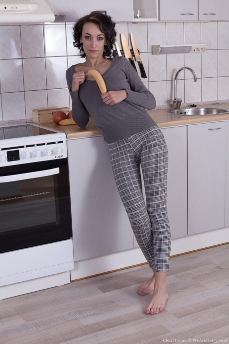 Hot amateur Cleo Dream drops her pajamas and exposes her bush in the kitchen - #629844