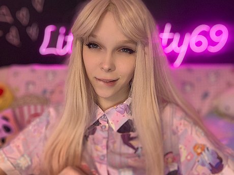 Cute OnlyFans babe Little Kitty shed her shirt and shows off her tiny boobs - Image 14 of 15  in Close Up category  