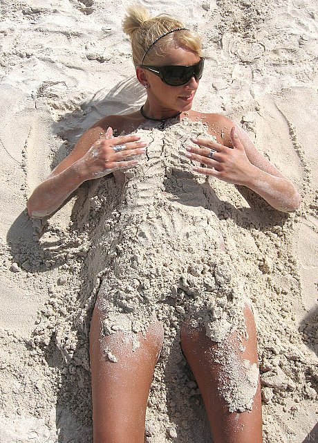 Adorable babe Amy Lee and her yellow-haired friend pose and blow a dick on the beach - Gallery #811