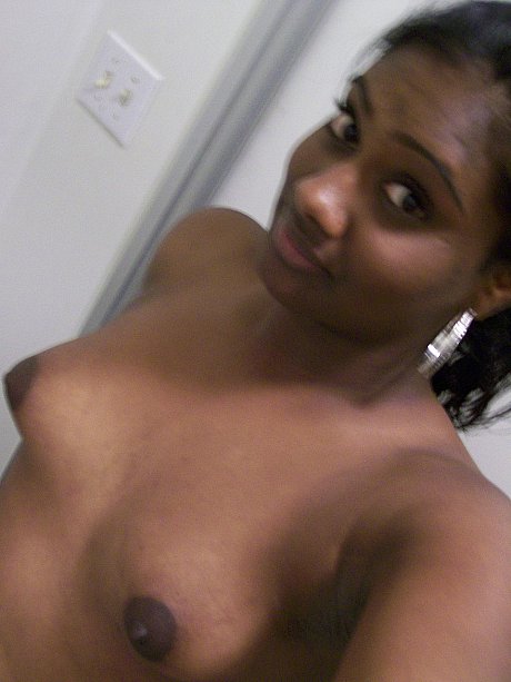 Ebony young Paris takes selfies while showing her gigantic ass & puffy nipples - Image 11 of 20  in Babe category  