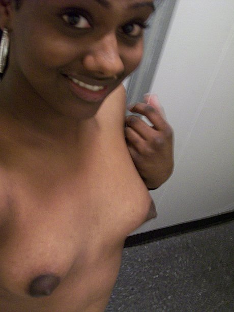 Ebony young Paris takes selfies while showing her gigantic ass & puffy nipples - Image 13 of 20  in Babe category  