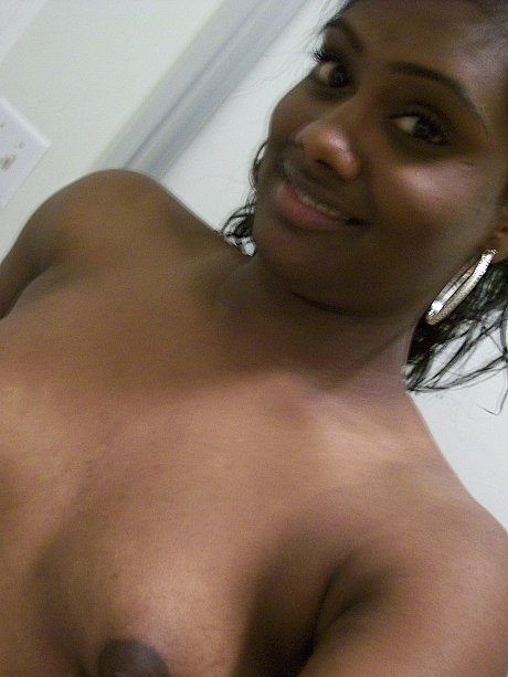 Ebony young Paris takes selfies while showing her gigantic ass & puffy nipples - Image 15 of 20  in Babe category  