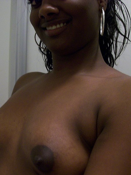 Ebony young Paris takes selfies while showing her gigantic ass & puffy nipples - Image 17 of 20  in Babe category  