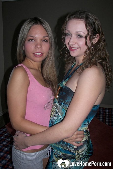 Pretty amateur college bitches eating each other's twats in a sixty-niner - Image 1 of 20  in Lesbian category  