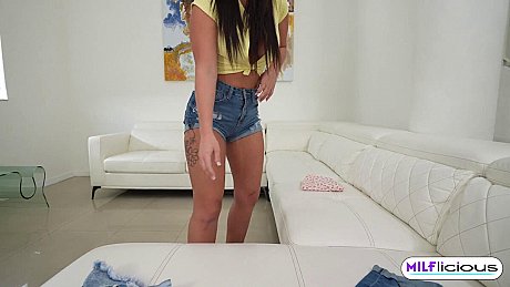 Brunette MILF Alexa Payne exposes her bare legs while folding laundry - xxx porn gallery #45947 in Ass featuring Alexa Payne