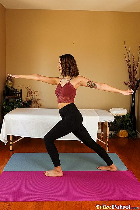 Beautiful Filipina teenie Kimora Quin gets her behind worshiped & her vagina dicked - Gallery #31516