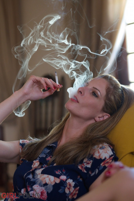 Leggy chick GF lady Rebecca Leah exposes her upskirt panties before having a smoke - #1071206