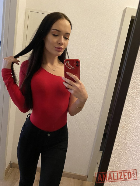 Dark-haired amateur Sasha Sparrow takes selfies of her enormous behind as she strips - #1168883