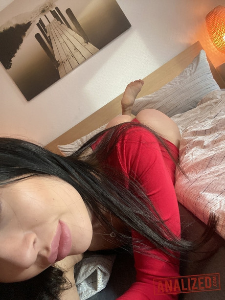 Dark-haired amateur Sasha Sparrow takes selfies of her enormous behind as she strips - #1168889